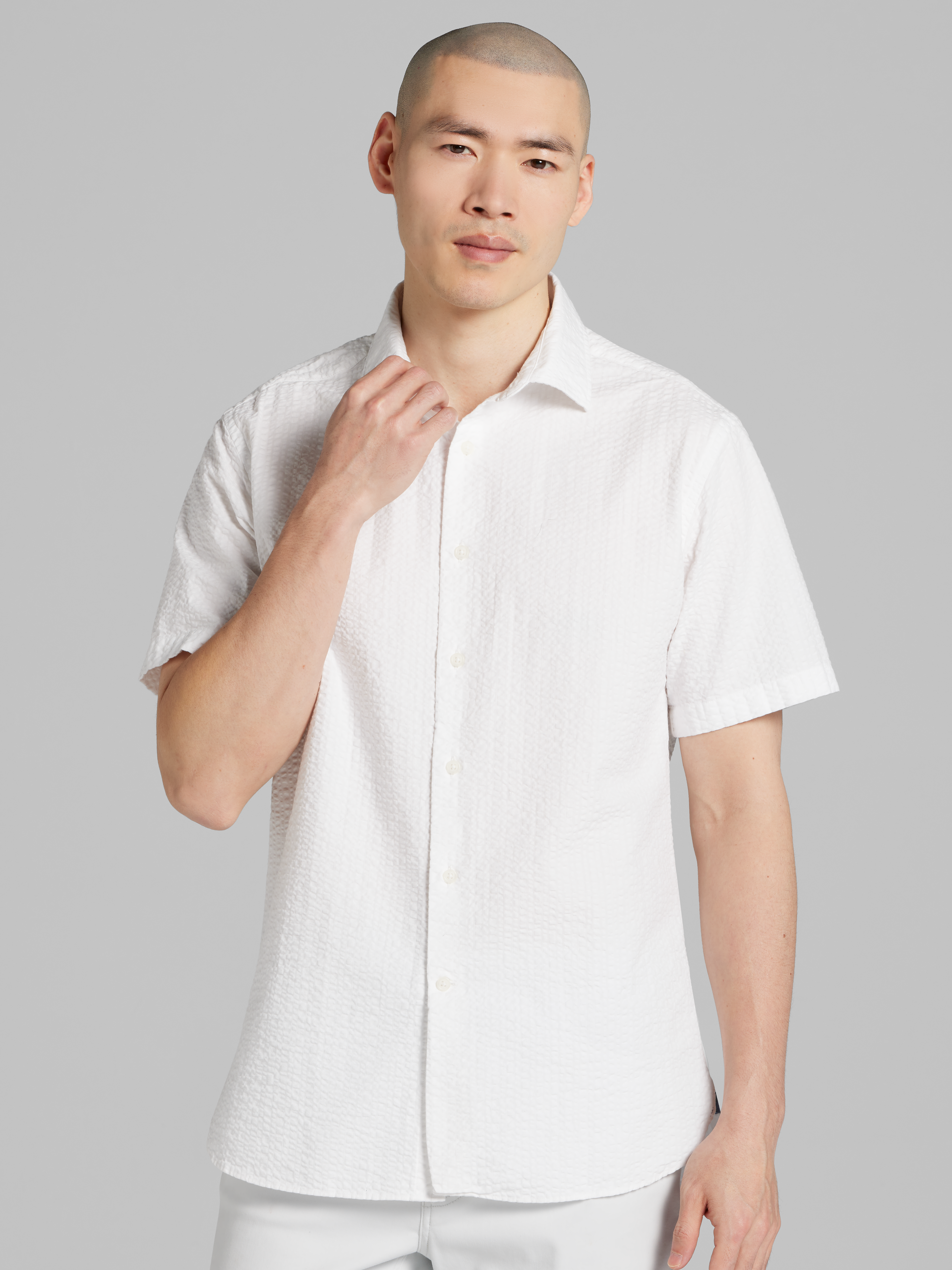 Modern Fit Seersucker Short Sleeve Button Up Shirt