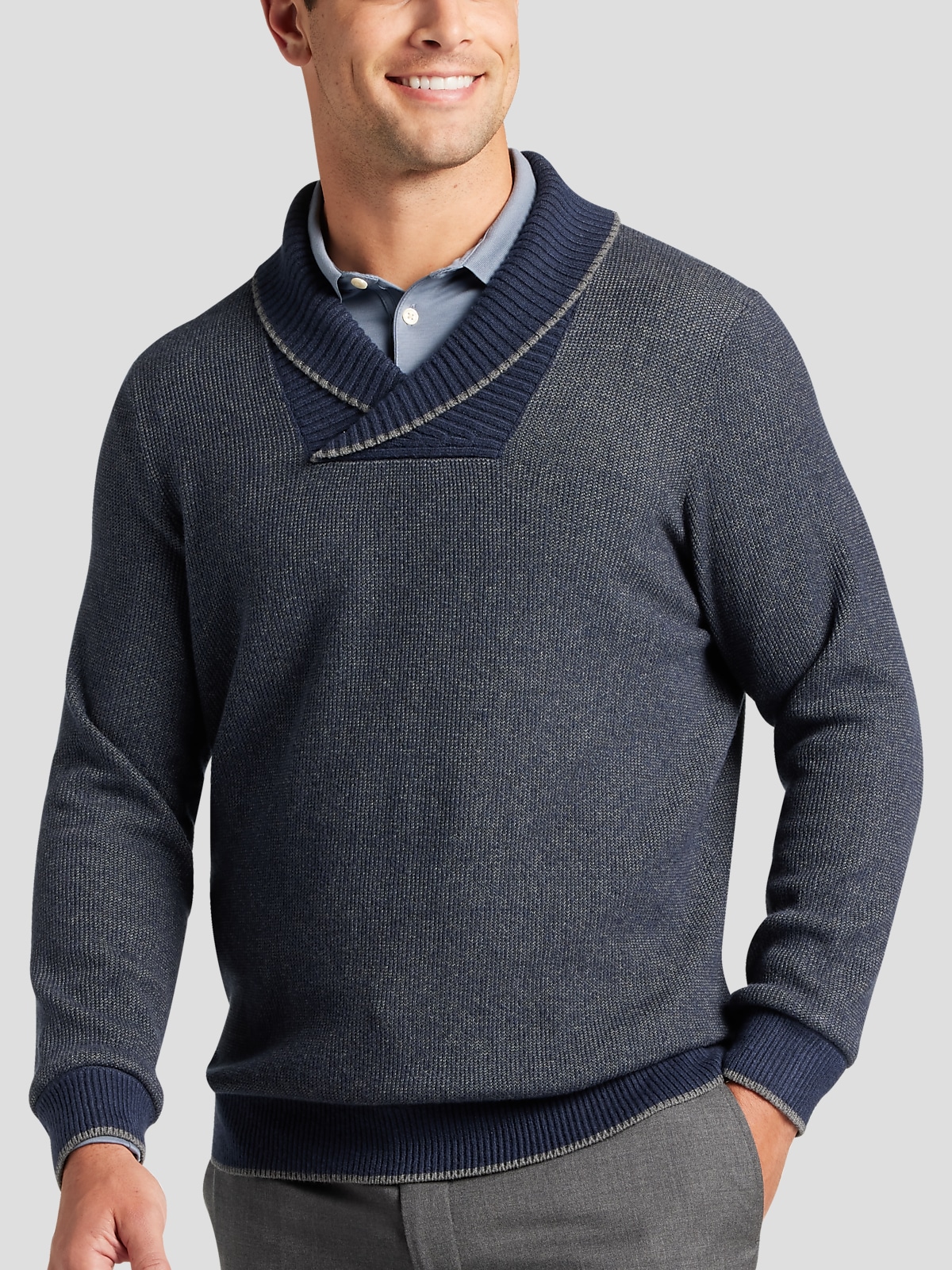 Men's sweater with built clearance in collar
