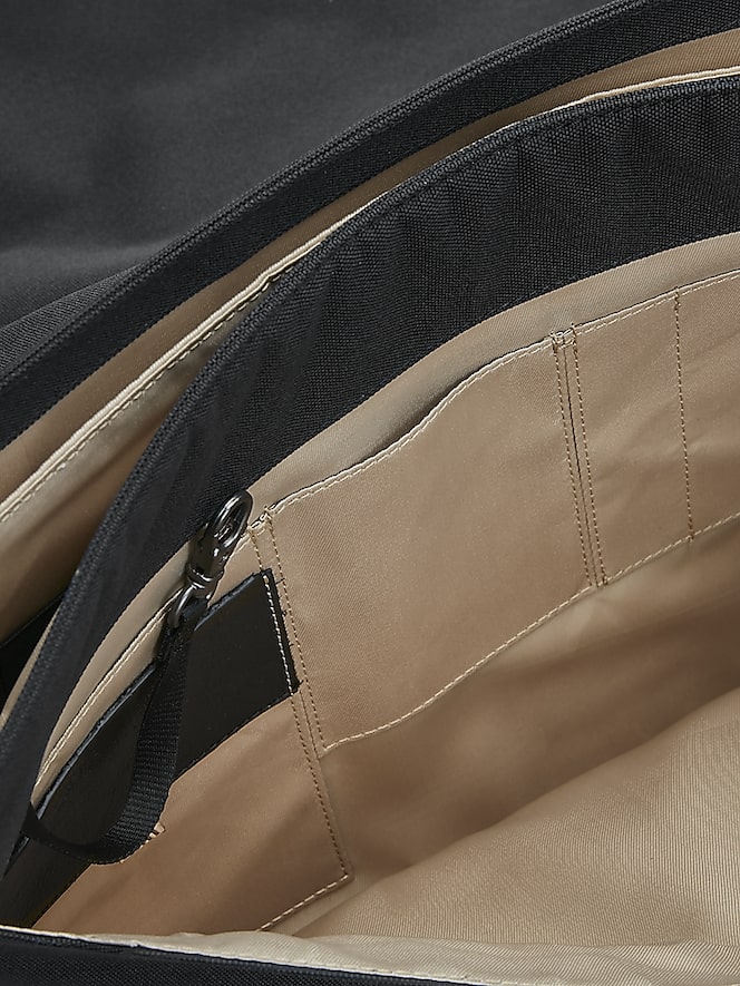Pronto Uomo Slim Leather Messenger Bag