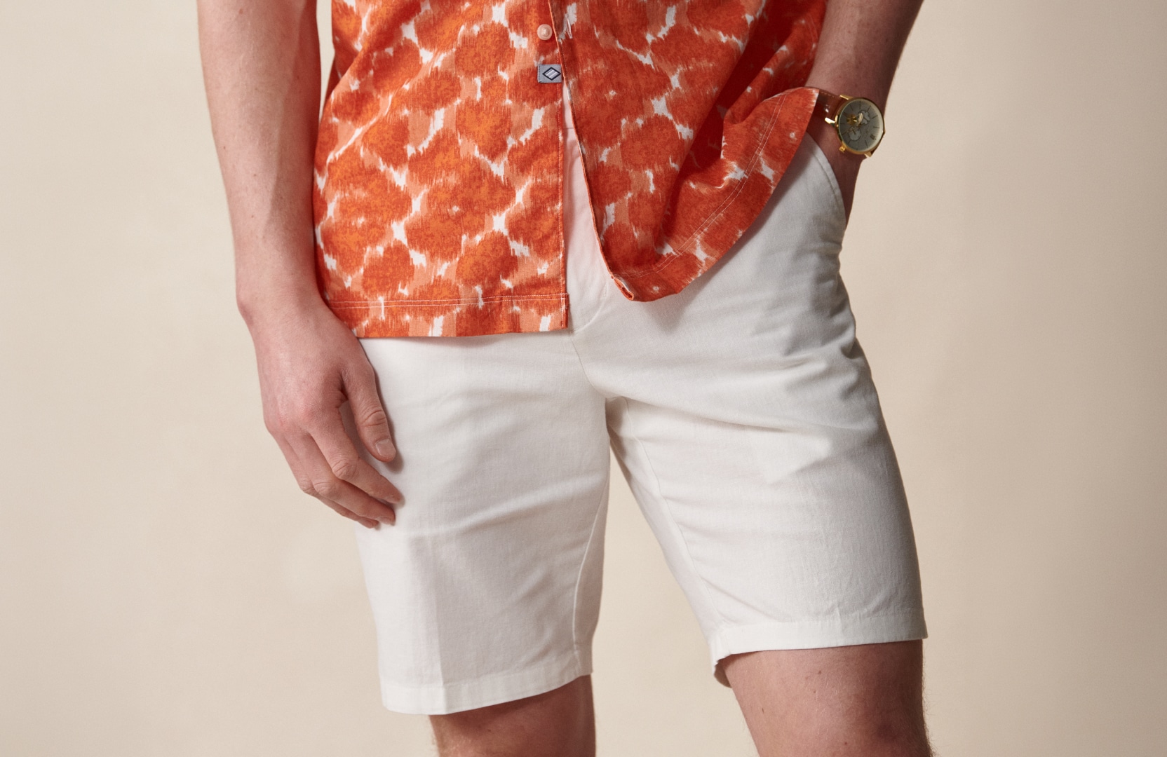 Man wearing linen pants outdoors